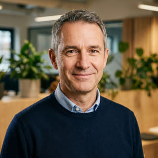 Portret Jamesa Mitchella, przedstawionego jako Dyrektor Generalny platformy Filar Inwestryn
